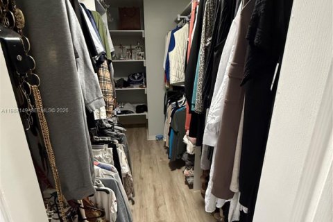 House in Miami, Florida 4 bedrooms, 235.51 sq.m. № 2046609 - photo 14