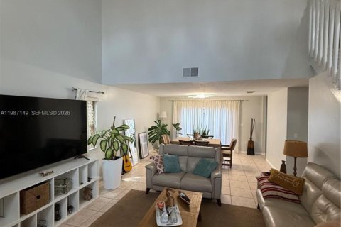 House in Miami, Florida 4 bedrooms, 235.51 sq.m. № 2046609 - photo 4