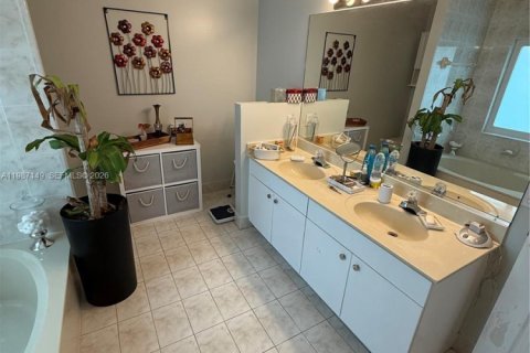 House in Miami, Florida 4 bedrooms, 235.51 sq.m. № 2046609 - photo 15