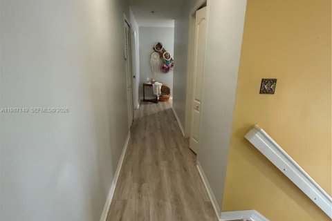 House in Miami, Florida 4 bedrooms, 235.51 sq.m. № 2046609 - photo 12