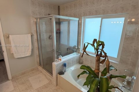 House in Miami, Florida 4 bedrooms, 235.51 sq.m. № 2046609 - photo 17