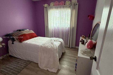 House in Miami, Florida 4 bedrooms, 235.51 sq.m. № 2046609 - photo 24