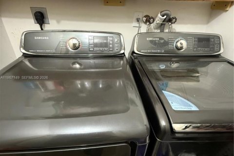 House in Miami, Florida 4 bedrooms, 235.51 sq.m. № 2046609 - photo 18