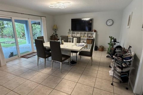 House in Miami, Florida 4 bedrooms, 235.51 sq.m. № 2046609 - photo 9