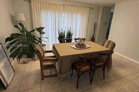 House in Miami, Florida 4 bedrooms, 235.51 sq.m. № 2046609 - photo 6