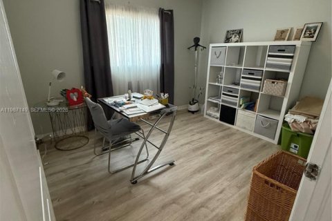 House in Miami, Florida 4 bedrooms, 235.51 sq.m. № 2046609 - photo 23