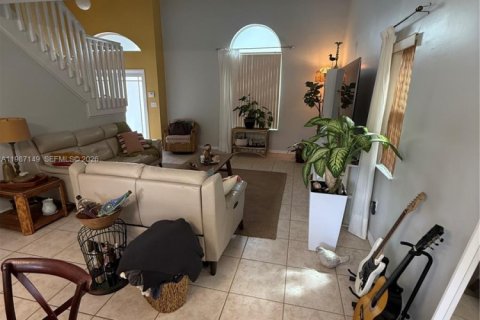 House in Miami, Florida 4 bedrooms, 235.51 sq.m. № 2046609 - photo 7