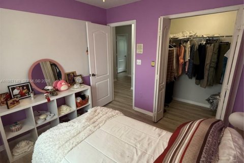 House in Miami, Florida 4 bedrooms, 235.51 sq.m. № 2046609 - photo 25