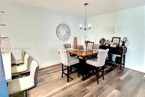 Condo in Hialeah, Florida, 3 bedrooms  № 2024853 - photo 6