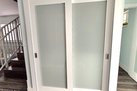 Condo in Hialeah, Florida, 3 bedrooms  № 2024853 - photo 2