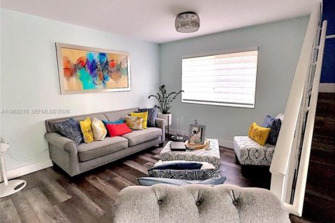 Condo in Hialeah, Florida, 3 bedrooms  № 2024853 - photo 7