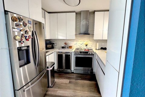 Condo in Hialeah, Florida, 3 bedrooms  № 2024853 - photo 4