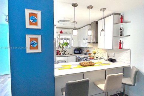 Condo in Hialeah, Florida, 3 bedrooms  № 2024853 - photo 5