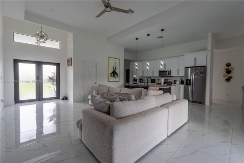 House in Lehigh Acres, Florida 3 bedrooms, 168.25 sq.m. № 1871964 - photo 6