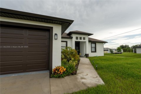 House in Lehigh Acres, Florida 3 bedrooms, 168.25 sq.m. № 1871964 - photo 3
