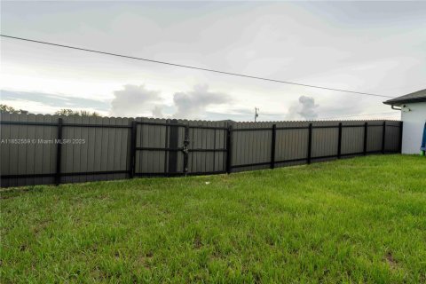 House in Lehigh Acres, Florida 3 bedrooms, 168.25 sq.m. № 1871964 - photo 23