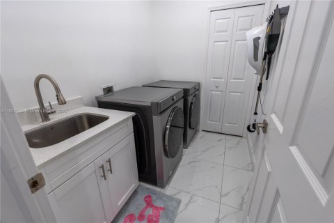 House in Lehigh Acres, Florida 3 bedrooms, 168.25 sq.m. № 1871964 - photo 20