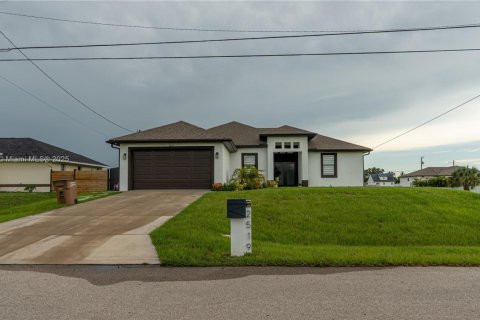 House in Lehigh Acres, Florida 3 bedrooms, 168.25 sq.m. № 1871964 - photo 1