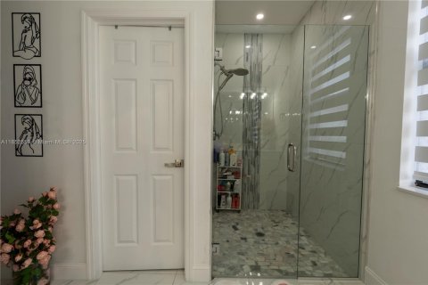 House in Lehigh Acres, Florida 3 bedrooms, 168.25 sq.m. № 1871964 - photo 14