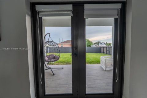 House in Lehigh Acres, Florida 3 bedrooms, 168.25 sq.m. № 1871964 - photo 5