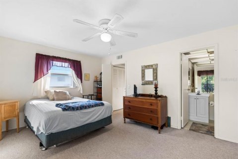Condo in Sun City Center, Florida, 1 bedroom № 2114134 - photo 16