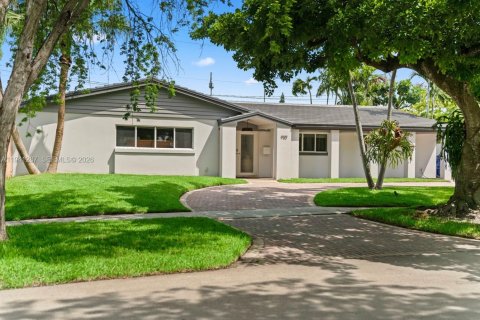 Villa ou maison à vendre à North Miami Beach, Floride: 4 chambres, 224.54 m2 № 1999000 - photo 11