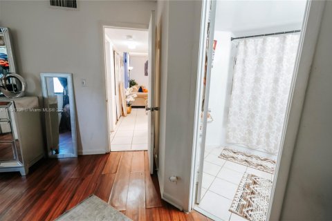 Condo in Oakland Park, Florida, 2 bedrooms  № 1948670 - photo 14
