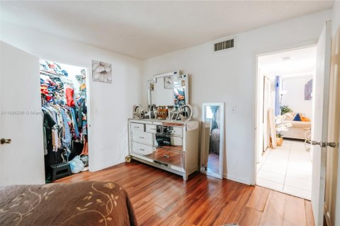 Condo in Oakland Park, Florida, 2 bedrooms  № 1948670 - photo 13