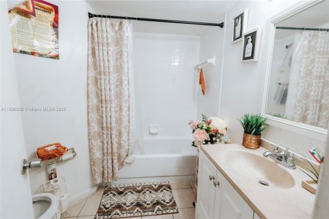 Condo in Oakland Park, Florida, 2 bedrooms  № 1948670 - photo 16