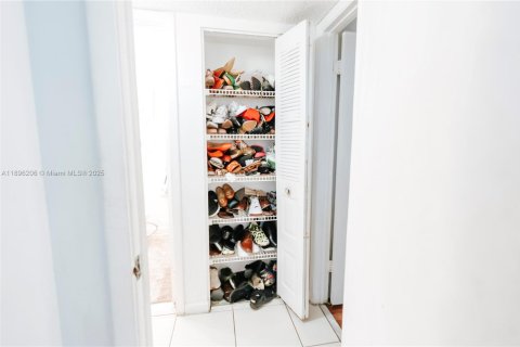 Condo in Oakland Park, Florida, 2 bedrooms  № 1948670 - photo 22