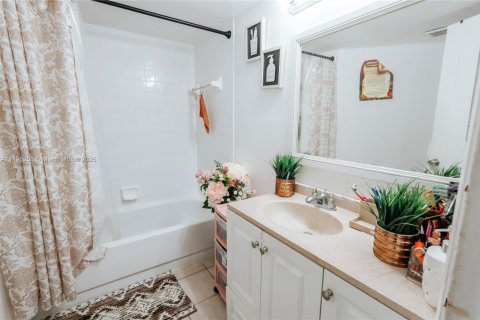 Condo in Oakland Park, Florida, 2 bedrooms  № 1948670 - photo 17