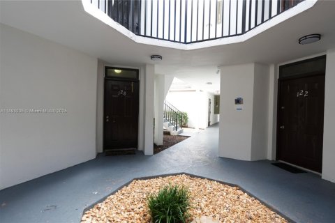 Condo in Oakland Park, Florida, 2 bedrooms  № 1948670 - photo 23