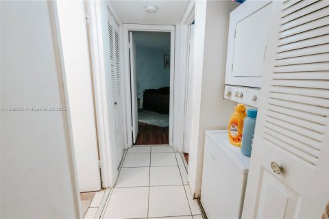 Condo in Oakland Park, Florida, 2 bedrooms  № 1948670 - photo 7