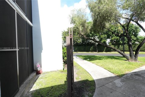 Condo in Oakland Park, Florida, 2 bedrooms  № 1948670 - photo 27