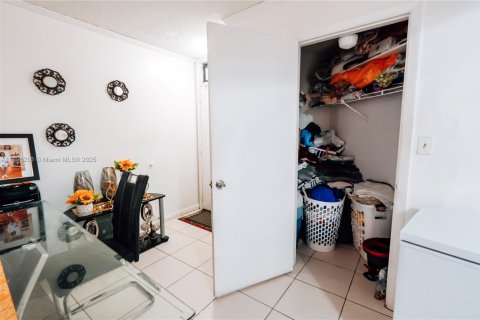 Condo in Oakland Park, Florida, 2 bedrooms  № 1948670 - photo 2