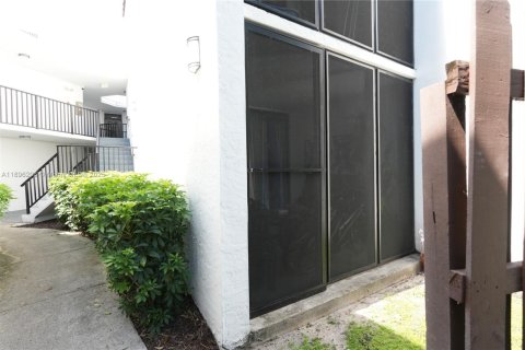 Condo in Oakland Park, Florida, 2 bedrooms  № 1948670 - photo 24