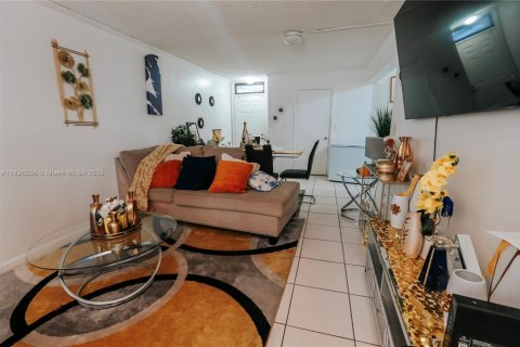Condo in Oakland Park, Florida, 2 bedrooms  № 1948670 - photo 6