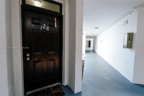 Condo in Oakland Park, Florida, 2 bedrooms  № 1948670 - photo 25