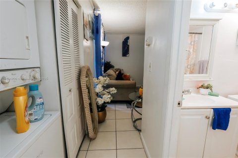 Condo in Oakland Park, Florida, 2 bedrooms  № 1948670 - photo 18