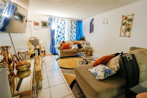 Condo in Oakland Park, Florida, 2 bedrooms  № 1948670 - photo 5