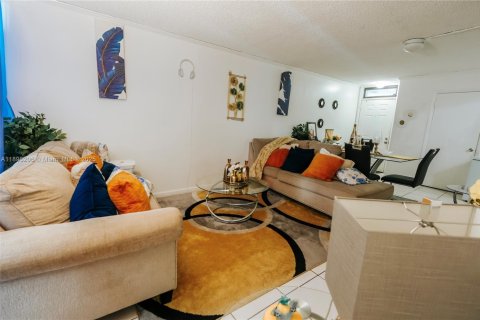 Condo in Oakland Park, Florida, 2 bedrooms  № 1948670 - photo 8