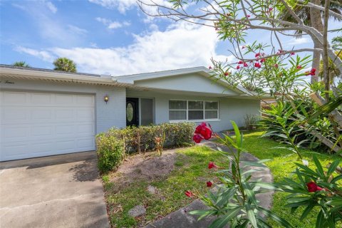 House in Cocoa Beach, Florida 4 bedrooms, 173.17 sq.m. № 2092882