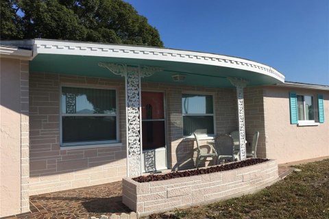 House in New Port Richey, Florida 2 bedrooms, 104.79 sq.m. № 1915968 - photo 1