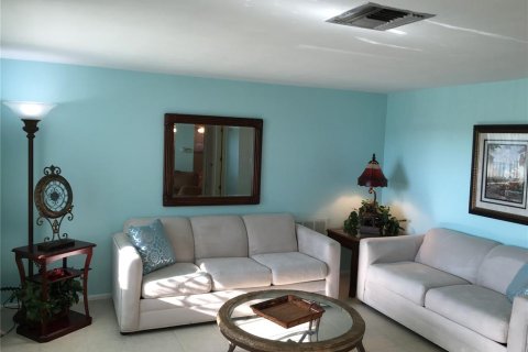 House in New Port Richey, Florida 2 bedrooms, 104.79 sq.m. № 1915968 - photo 2