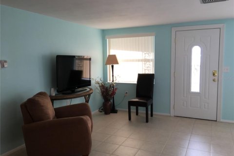 House in New Port Richey, Florida 2 bedrooms, 104.79 sq.m. № 1915968 - photo 13