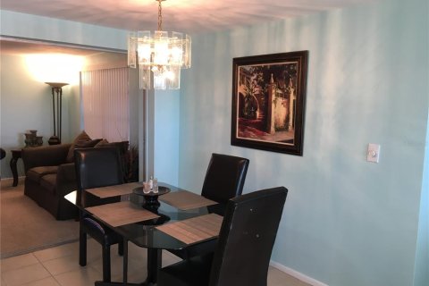 House in New Port Richey, Florida 2 bedrooms, 104.79 sq.m. № 1915968 - photo 4