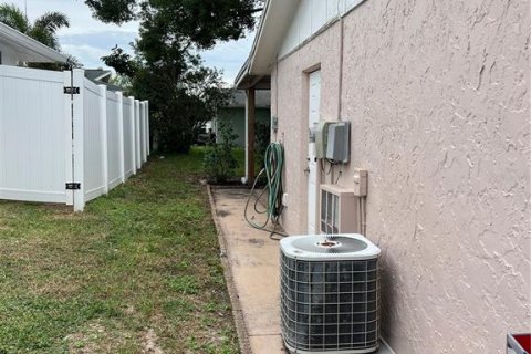 House in New Port Richey, Florida 2 bedrooms, 104.79 sq.m. № 1915968 - photo 17