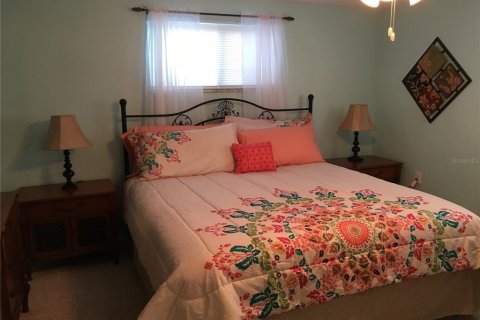 House in New Port Richey, Florida 2 bedrooms, 104.79 sq.m. № 1915968 - photo 5