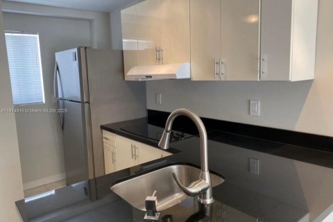 Condo in Miami, Florida, 1 bedroom  № 1970243 - photo 2
