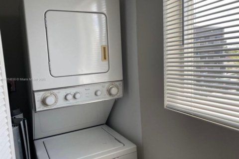 Condo in Miami, Florida, 1 bedroom  № 1970243 - photo 7